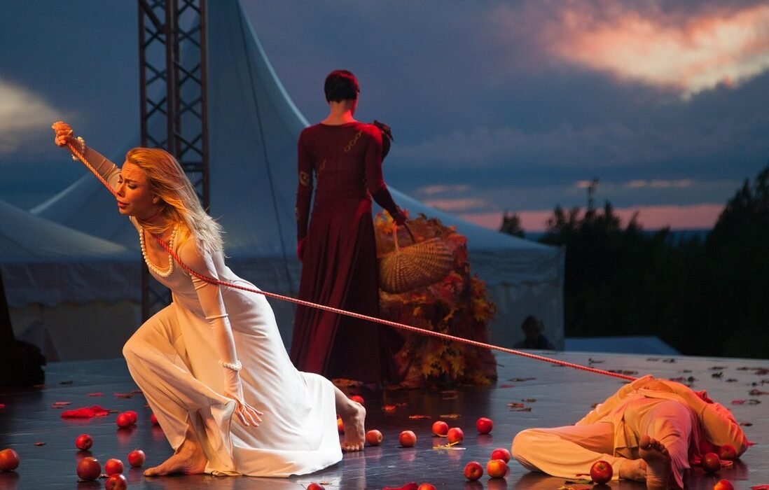 Amor o dependencia ? Ilustración de una persona encadenada a otra, representando la dependencia afectiva y las señales de amor tóxico