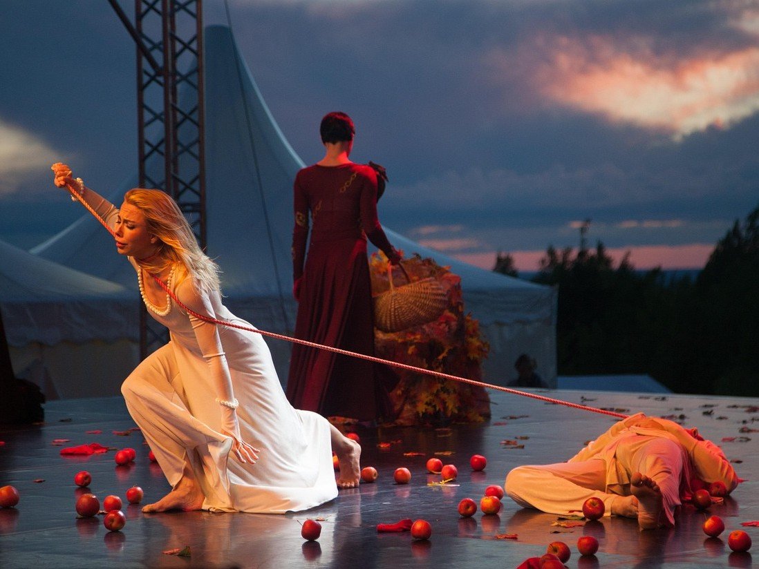 Amor o dependencia ? Ilustración de una persona encadenada a otra, representando la dependencia afectiva y las señales de amor tóxico